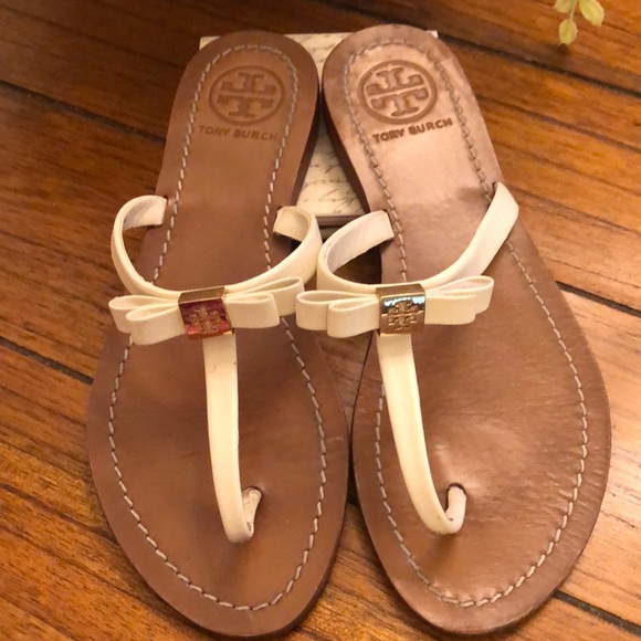 Tory Burch Leighanne Bow Flat Patent Leather Thong Sandals White Size 7 - Picture 1 of 11